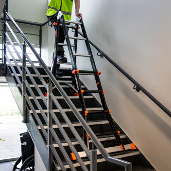 ZZ- Vaunt 4 Tread Telescopic Multi-Purpose Ladder*
