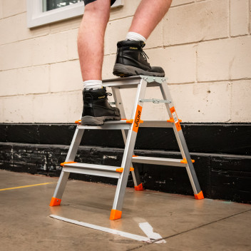 Vaunt 3 Tread Step Stool*